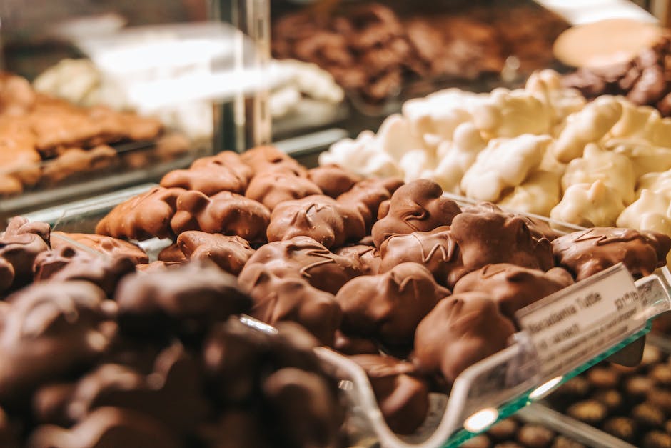 weiße Schokolade aus Kakaobutter und Milchprodukten